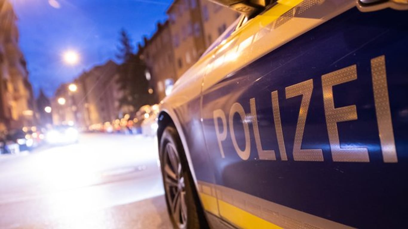 Ein Polizeiauto steht im Nürnberger Stadtteil St.