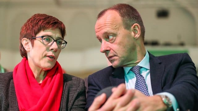 Annegret Kramp-Karrenbauer und Friedrich Merz im Gespräch in Leipzig.