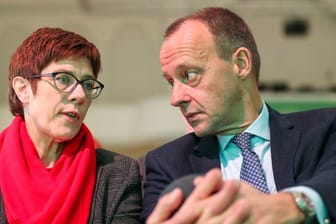 Annegret Kramp-Karrenbauer und Friedrich Merz im Gespräch in Leipzig.