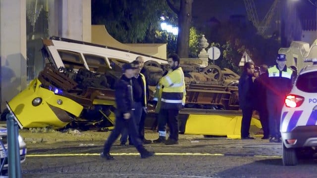 Der Videograb zeigt Hilfskräfte am Ort des Straßenbahnunfalls im Lissaboner Stadtviertel Lapa.