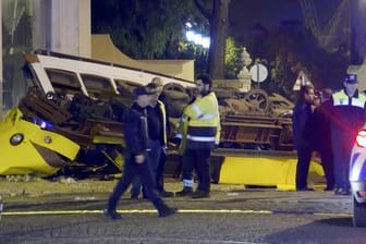 Der Videograb zeigt Hilfskräfte am Ort des Straßenbahnunfalls im Lissaboner Stadtviertel Lapa.