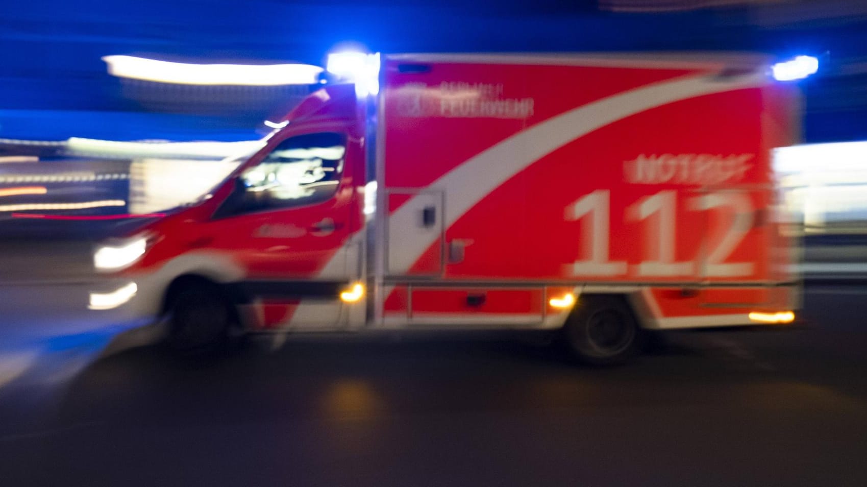 Rettungswagen im Einsatz (Symbolbild): Die Polizei geht derzeit davon aus, dass eines der beiden Autos bei Rot gefahren ist. Rettungswagen im Einsatz (Symbolbild): Die Polizei geht derzeit davon aus, dass eines der beiden Autos bei Rot gefahren ist.