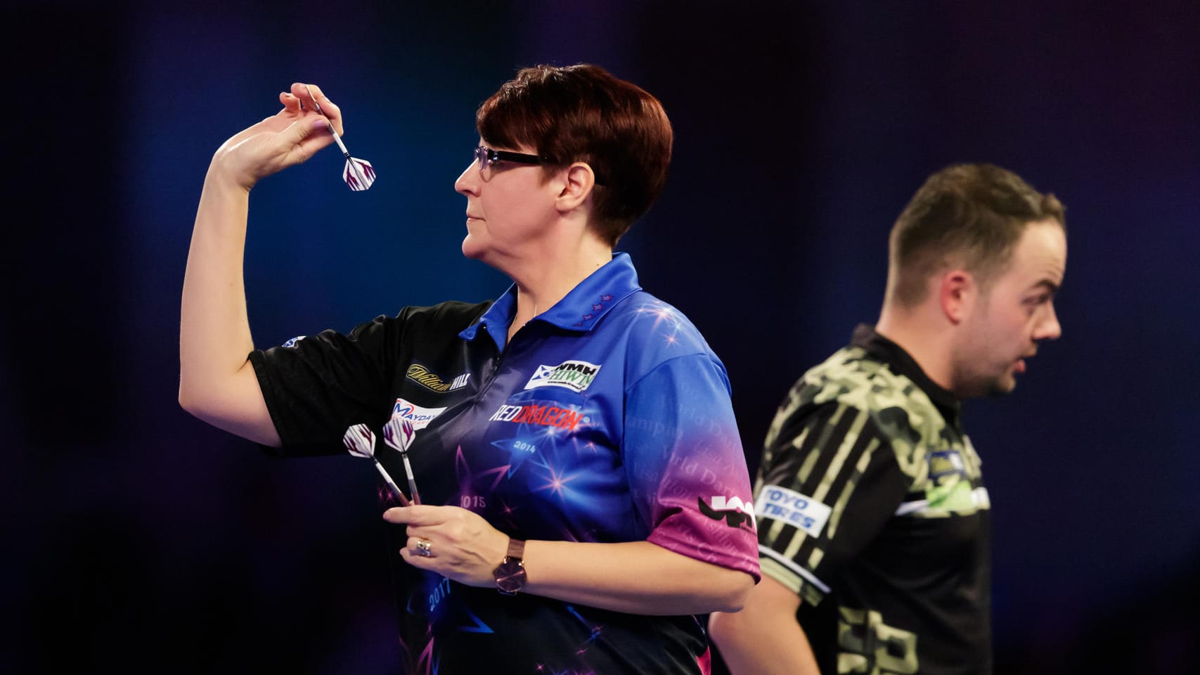 Darts-Weltmeisterschaft: Lisa Ashton (l.) im Duell mit Jan Dekker.