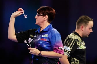 Darts-Weltmeisterschaft: Lisa Ashton (l.) im Duell mit Jan Dekker.
