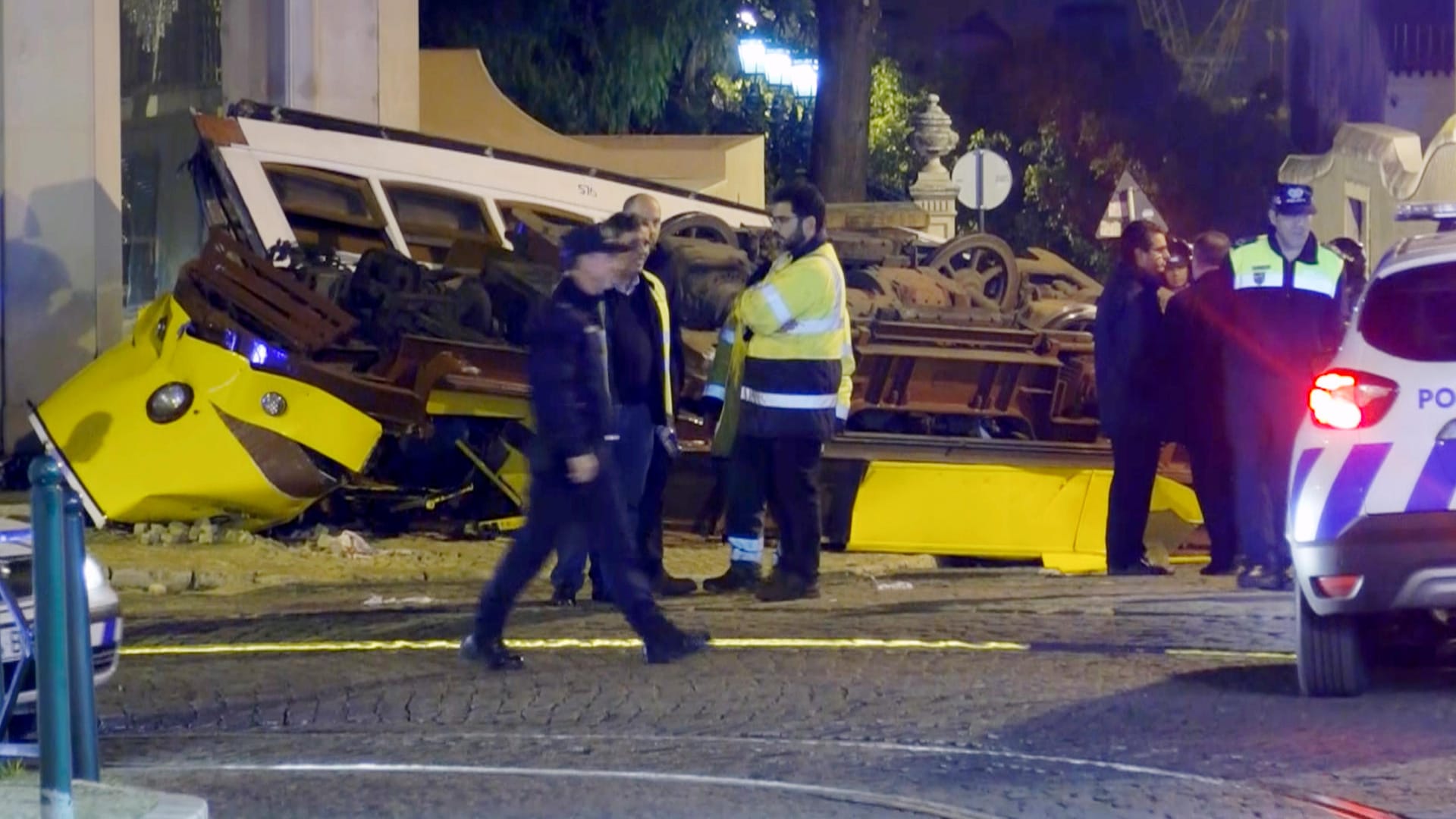 Ein Videograb zeigt Hilfskräfte am Ort eines Straßenbahnunfalls: Zeugen mutmaßten, die Bremsen der Straßenbahn hätten versagt.