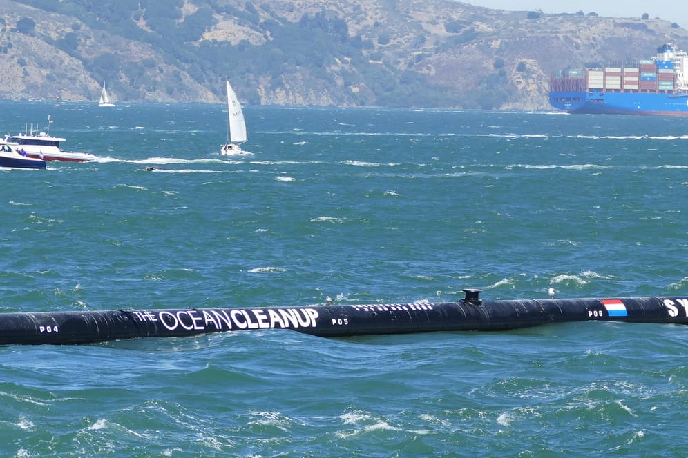 "The Ocean Cleanup": Ein Abfallsammelgerät schwimmt im Pazifischen Ozean in der Bucht von San Francisco.