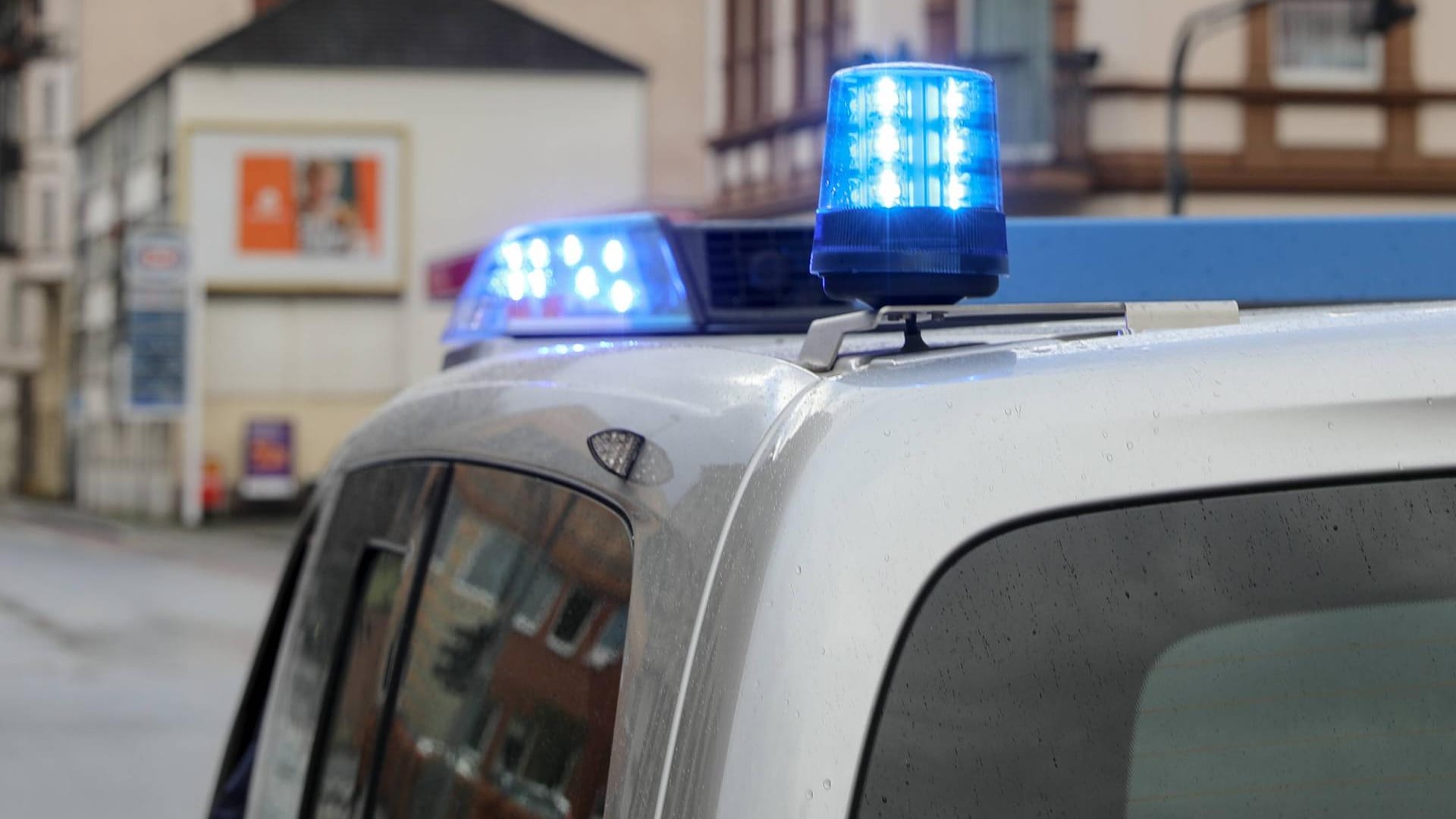 Polizeiwagen im Einsatz (Symbolbild): Die beiden Polizisten mussten nach dem Angriff ins Krankenhaus zur weiteren Behandlung.