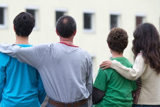 Eine syrische Familie sitzt vor einem Asylwohnheim der Zentralen Ausländerbehörde des Landes Brandenburg in Eisenhüttenstadt.
