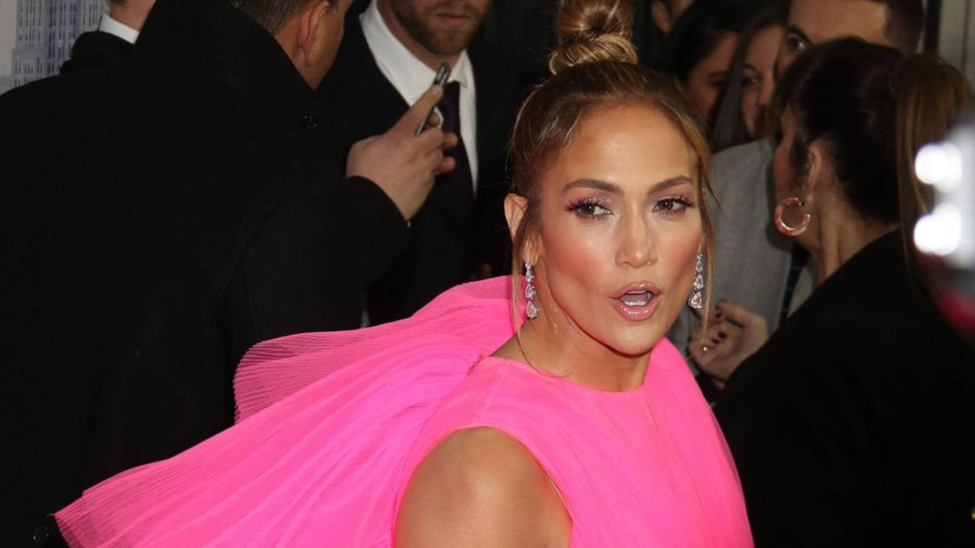 Pink ist Trumpf: Mit diesem Kleid wird Jennifer Lopez sicher nicht übersehen.