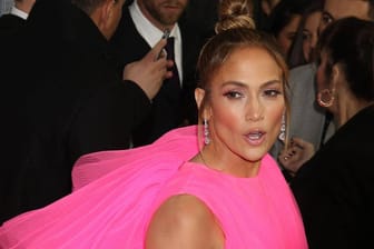 Pink ist Trumpf: Mit diesem Kleid wird Jennifer Lopez sicher nicht übersehen.