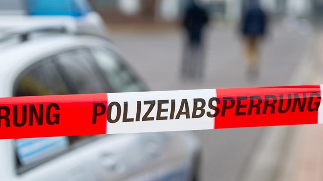 Absperrband und Polizeiwagen: Die Ermittler in Mannheim gehen dem Verdacht nach, dass der 76-Jährige getötet wurden. (Symbolbild)