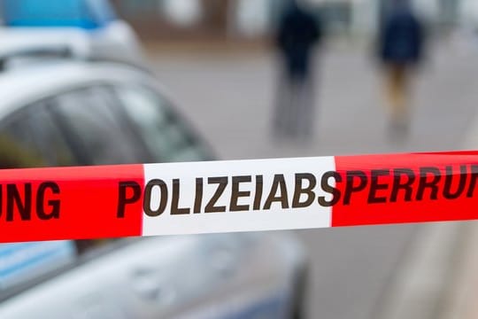 Absperrband und Polizeiwagen: Die Ermittler in Mannheim gehen dem Verdacht nach, dass der 76-Jährige getötet wurden. (Symbolbild)