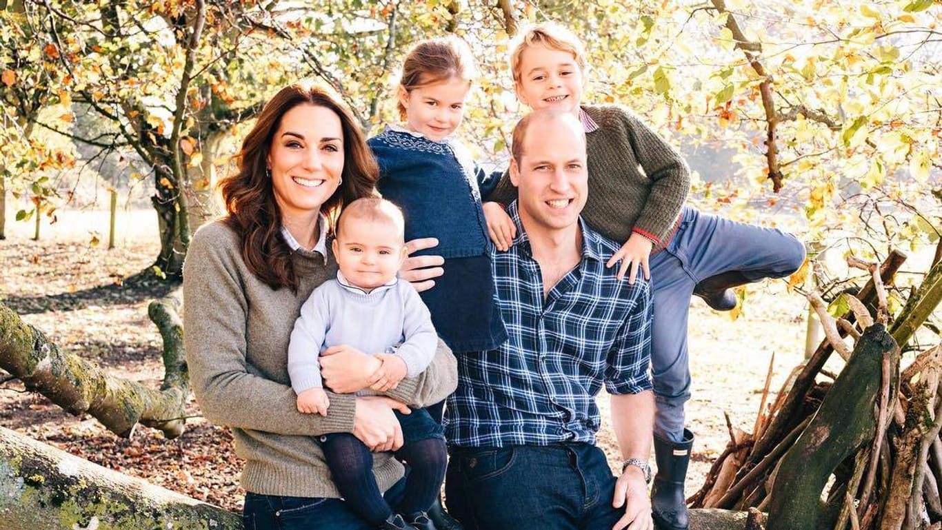 Die Cambridges: Der Palast hat ein neues Foto von Herzogin Kate, Prinz William und den Kindern geteilt.