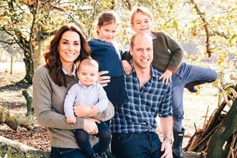 Die Cambridges: Der Palast hat ein neues Foto von Herzogin Kate, Prinz William und den Kindern geteilt.