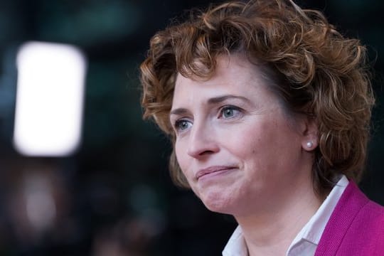 Generalsekretärin Nicola Beer zieht für die FDP als Spitzenkandidatin in den Europawahlkampf.