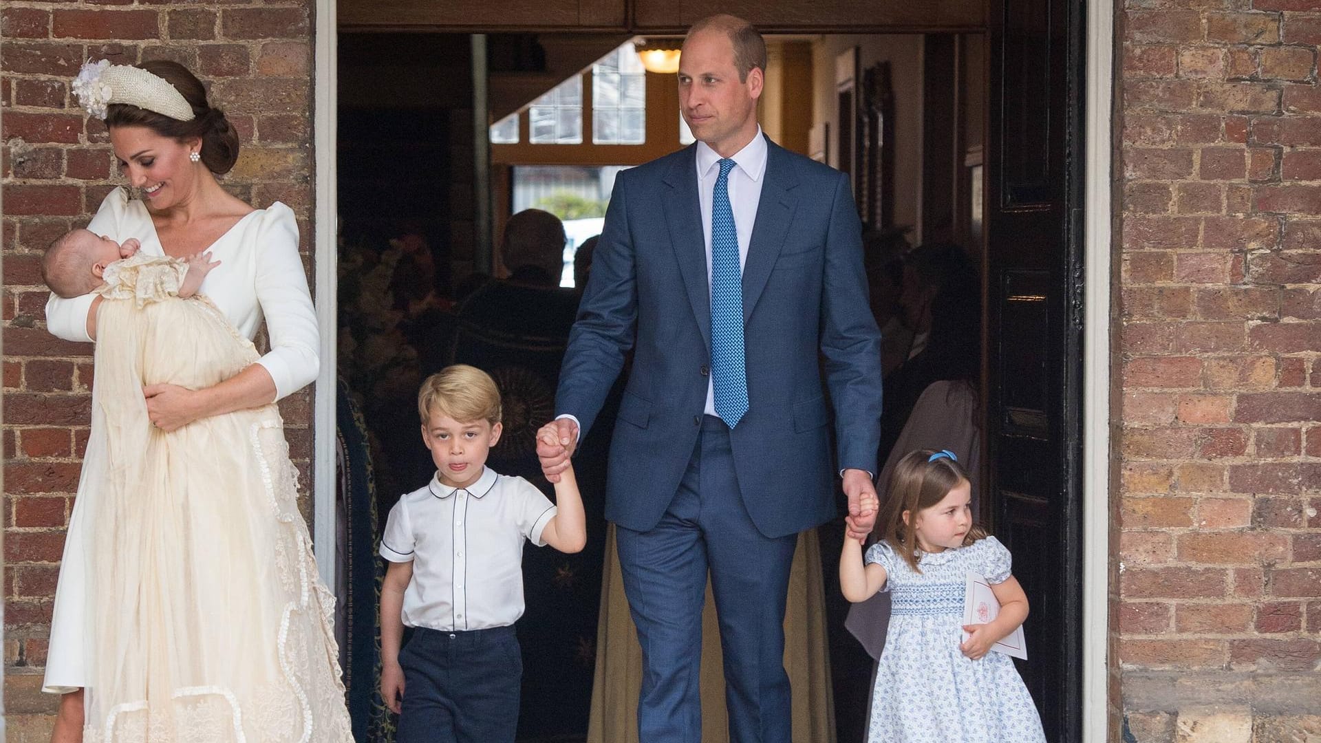 Taufe von Prinz Louis: Prinzessin Charlotte (r.) trägt ein blaues Kleid.