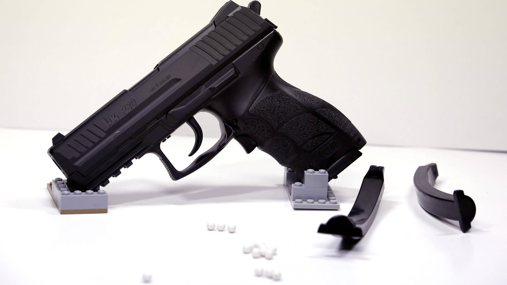 Aufnahme einer Softair-Pistole (Symbolbild): Die Pistolen sind nicht lebensgefährlich, können aber trotzdem Menschen verletzen. Aufnahme einer Softair-Pistole (Symbolbild): Die Pistolen sind nicht lebensgefährlich, können aber trotzdem Menschen verletzen.