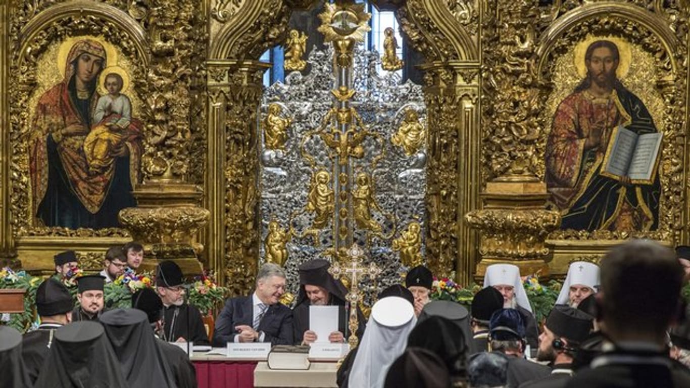 Präsident Petro Poroschenko zusammen mit dem Metropolit Emmanuel während der Synode in der Sophienkathedrale.