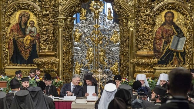 Präsident Petro Poroschenko zusammen mit dem Metropolit Emmanuel während der Synode in der Sophienkathedrale. Präsident Petro Poroschenko zusammen mit dem Metropolit Emmanuel während der Synode in der Sophienkathedrale.