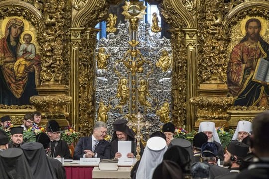 Präsident Petro Poroschenko zusammen mit dem Metropolit Emmanuel während der Synode in der Sophienkathedrale.