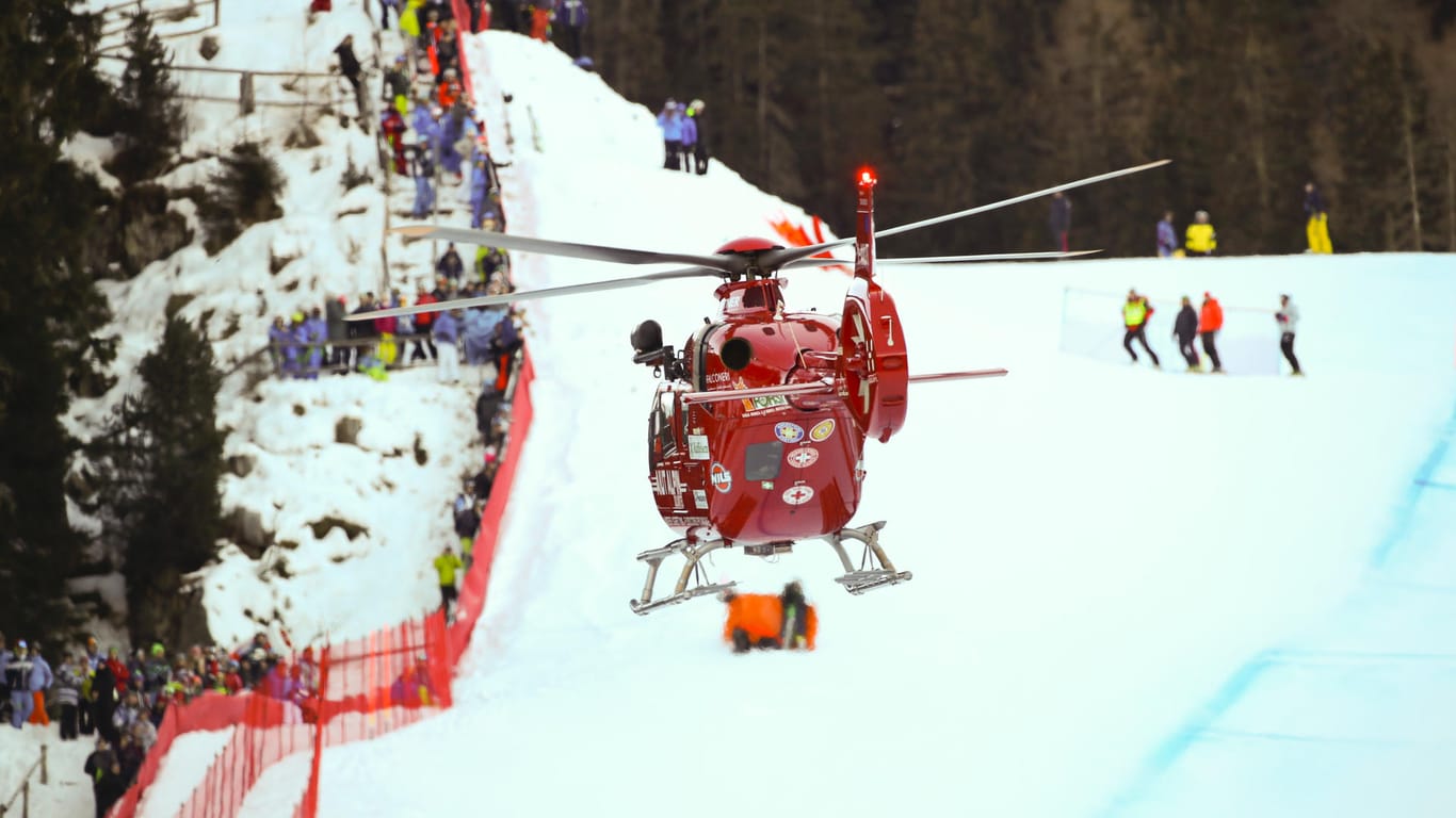 Abflug ins Krankenhaus: Ein Rettungshubschrauber startet mit dem Schweizer Marc Gisin an Bord.