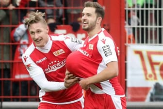 Unions Sebastian Polter (l) und Ken Reichel bejubeln das 1:0 für ihre Mannschaft.