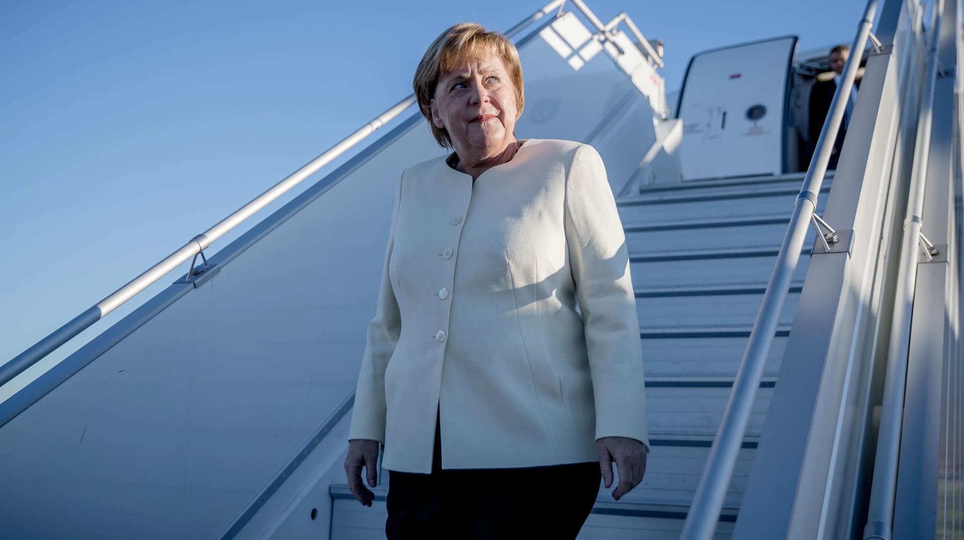 Angela Merkel steigt in Marrakesch aus dem Airbus der Flugbereitschaft: Nach der Panne bei der Reise zum G20-Gipfel will die Bundesregierung einen neuen Flieger anschaffen. Angela Merkel steigt in Marrakesch aus dem Airbus der Flugbereitschaft: Nach der Panne bei der Reise zum G20-Gipfel will die Bundesregierung einen neuen Flieger anschaffen.