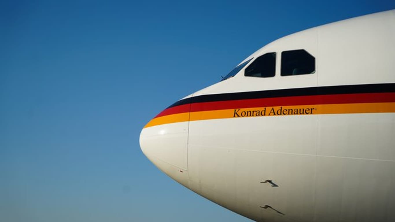 Der Regierungs-Airbus A340 "Konrad Adenauer" steht auf dem Rollfeld des Flughafens Tegel.