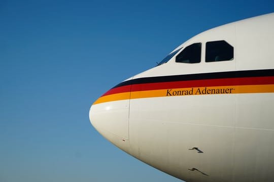 Der Regierungs-Airbus A340 "Konrad Adenauer" steht auf dem Rollfeld des Flughafens Tegel.