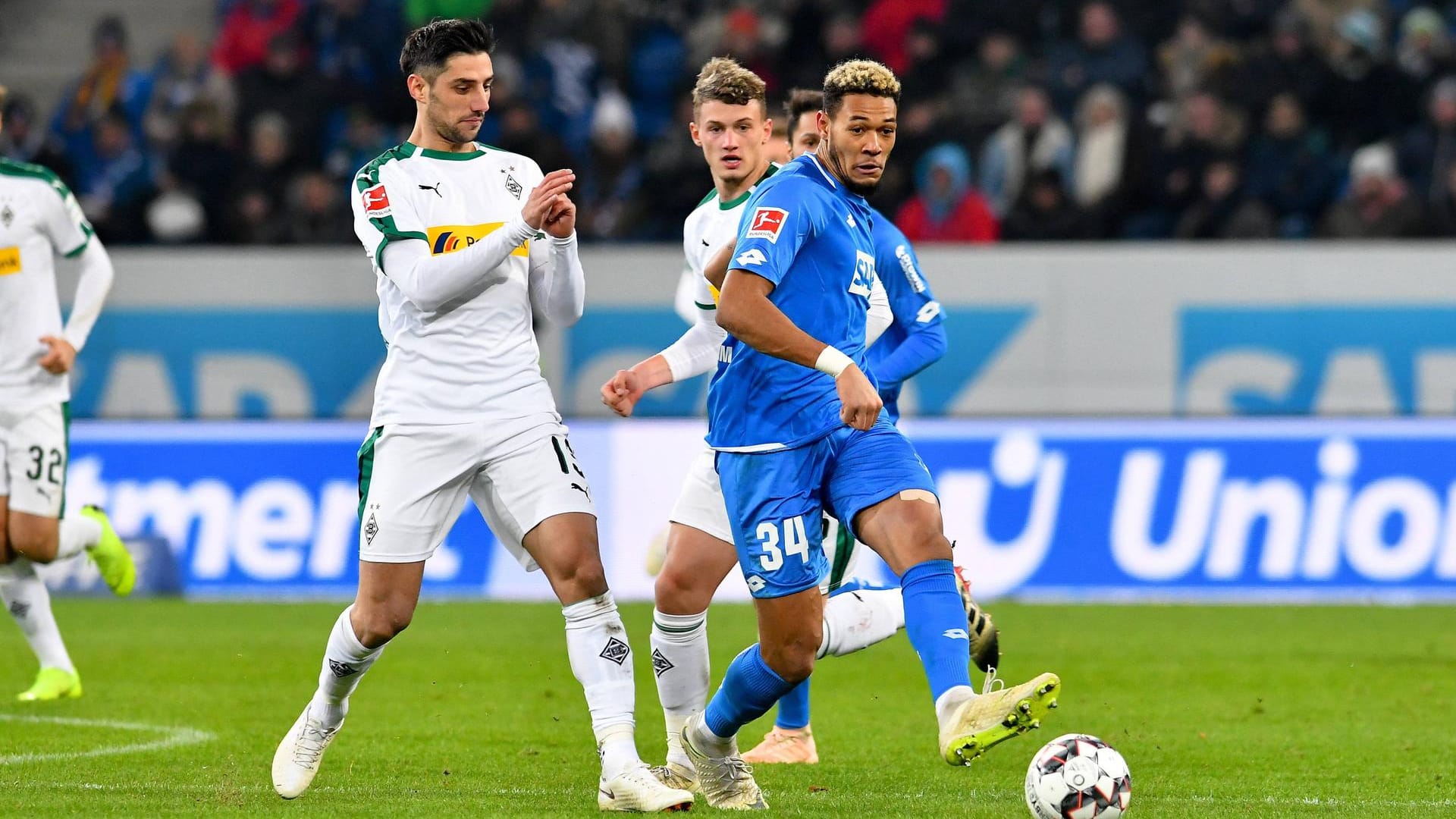 Lars Stindl (links) von Borussia Mönchengladbach gegen Joelinton von Hoffenheim.