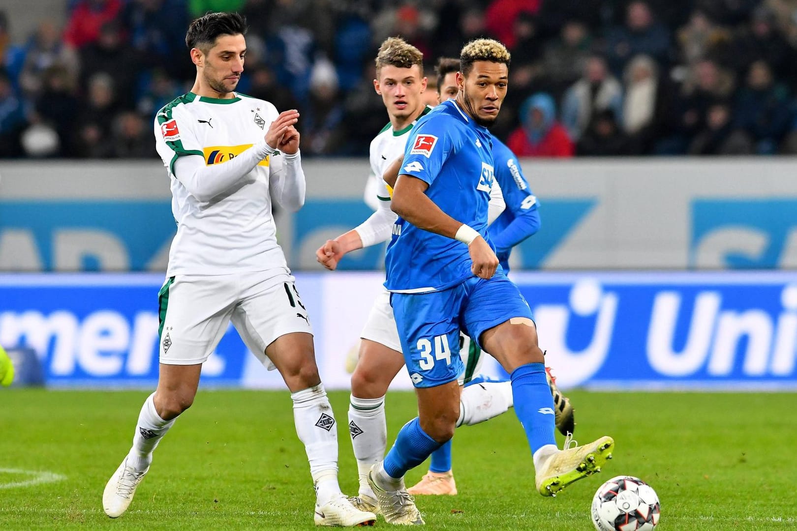 Lars Stindl (links) von Borussia Mönchengladbach gegen Joelinton von Hoffenheim.