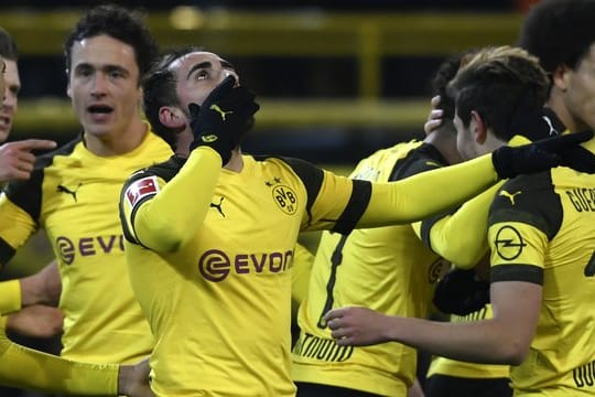 Dortmunds Torschütze Paco Alcacer und Mitspieler bejubeln sein Treffer zum 1:0 gegen Bremen.