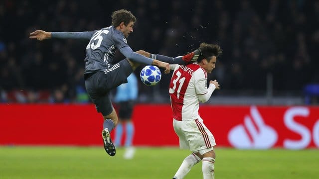 Bayerns Thomas Müller trifft Ajaxs Nicolas Tagliafico (r) mit seinem Fuß am Kopf und flog dafür vom Platz. Bayerns Thomas Müller trifft Ajaxs Nicolas Tagliafico (r) mit seinem Fuß am Kopf und flog dafür vom Platz.