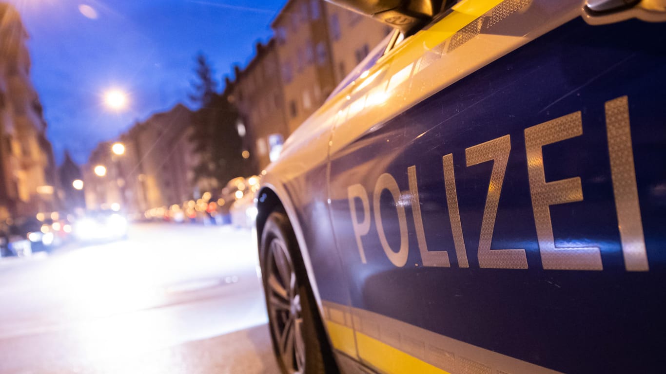 Ein Polizeiauto in Nürnberg: Ein Verdächtiger im Fall der Messerattacken auf drei Frauen in Nürnberg ist festgenommen worden.