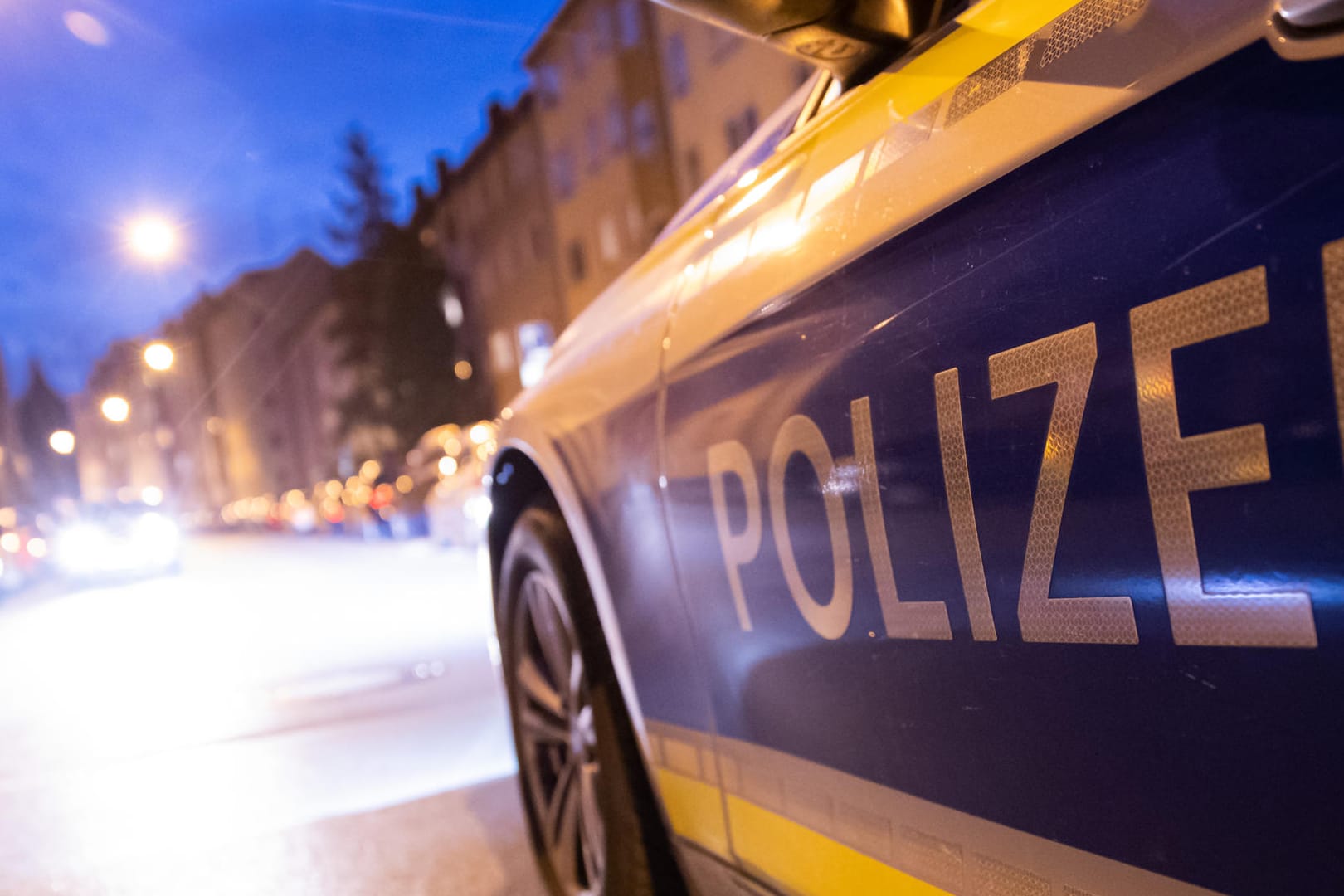 Ein Polizeiauto in Nürnberg: Ein Verdächtiger im Fall der Messerattacken auf drei Frauen in Nürnberg ist festgenommen worden.