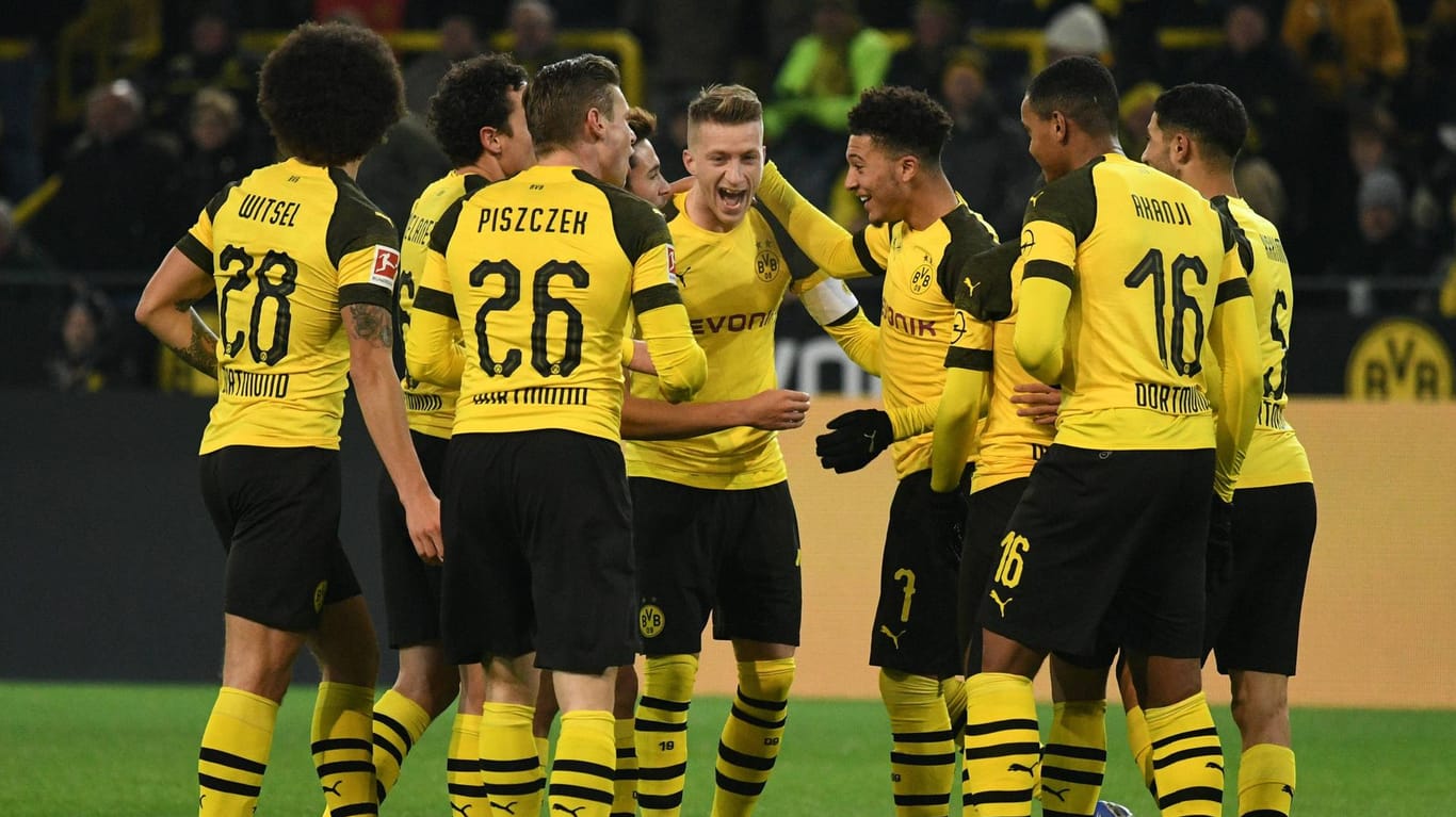 Die Spieler von Borussia Dortmund feiern den Sieg über Werder Bremen und die Herbstmeisterschaft.