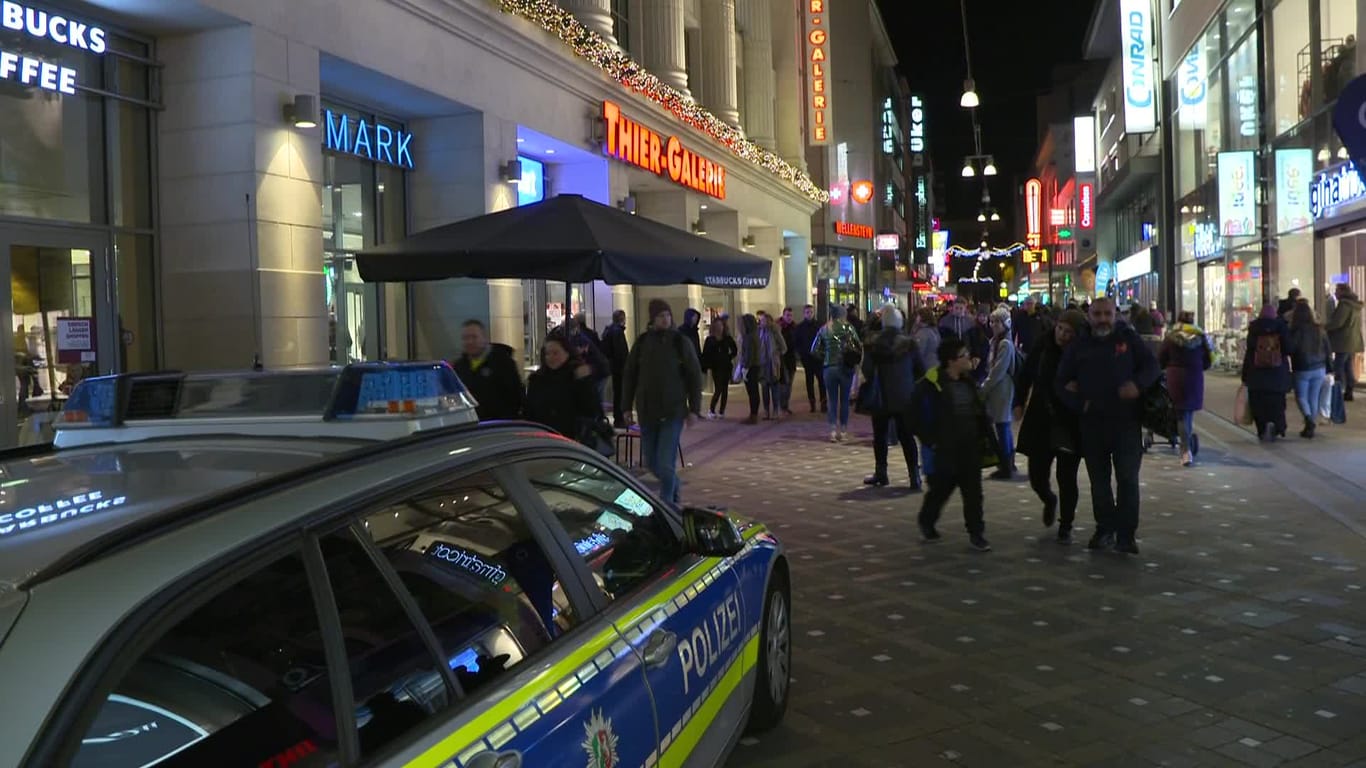 Ein Polizeiauto vor der Thier Galerie: Feuerwerkskörper haben in Dortmund Panik in dem Einkaufszentrum ausgelöst.