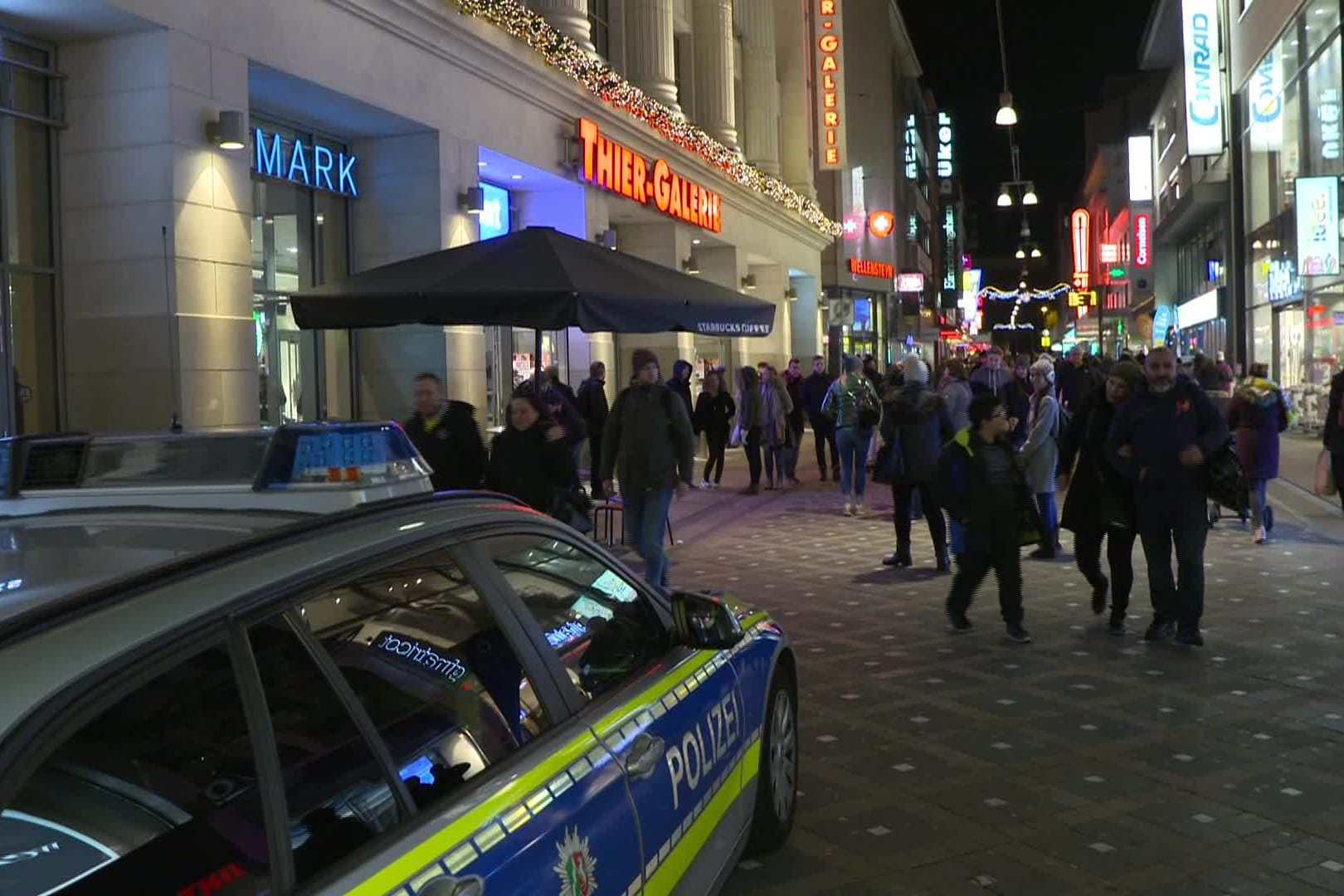 Ein Polizeiauto vor der Thier Galerie: Feuerwerkskörper haben in Dortmund Panik in dem Einkaufszentrum ausgelöst.