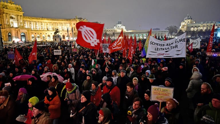 Demonstranten in Wien: 17.000 Menschen haben am Samstag gegen die rechtskonservative Regierung demonstriert.