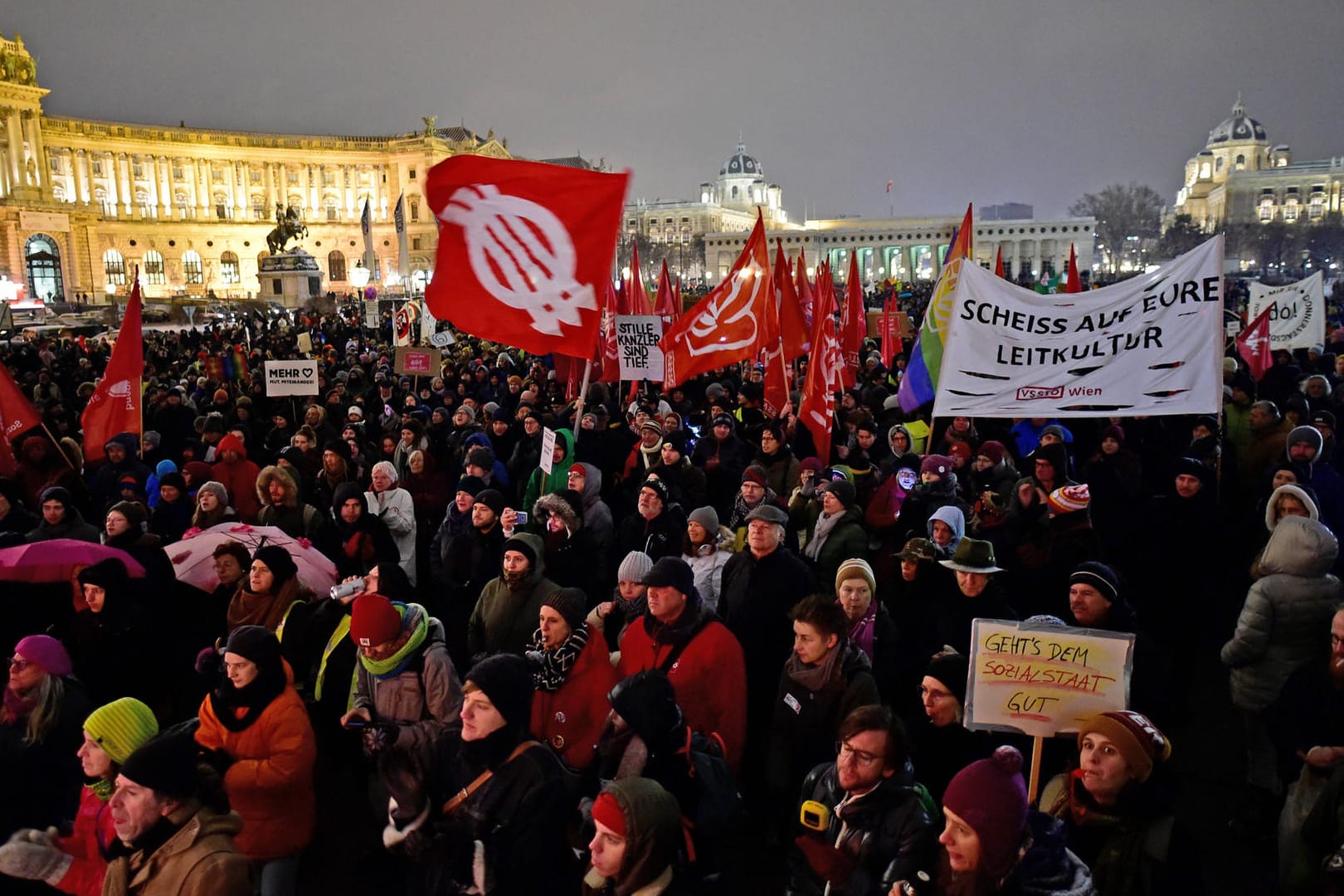 Demonstranten in Wien: 17.000 Menschen haben am Samstag gegen die rechtskonservative Regierung demonstriert.