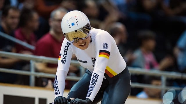 Bahnradfahrerin Emma Hinze freut sich über ihren zweiten Platz.