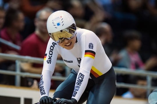 Bahnradfahrerin Emma Hinze freut sich über ihren zweiten Platz.