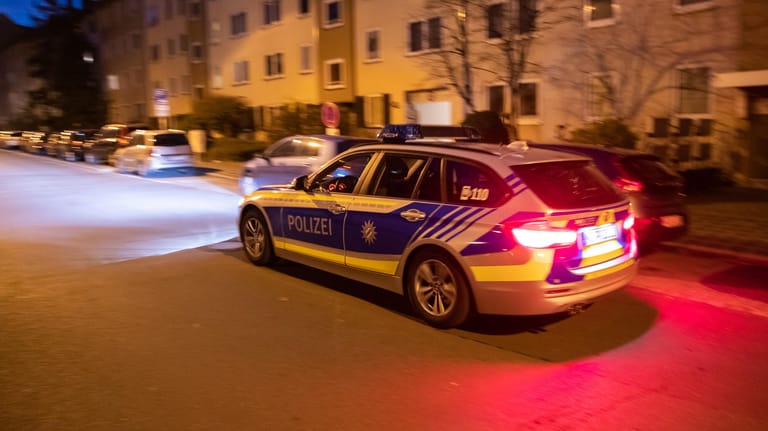 Ein Polizeiauto im Nürnberger Stadtteil St. Johannis: Die Ermittler haben nach den Messerattacken auf drei Frauen einen Tatverdächtigen festgenommen.