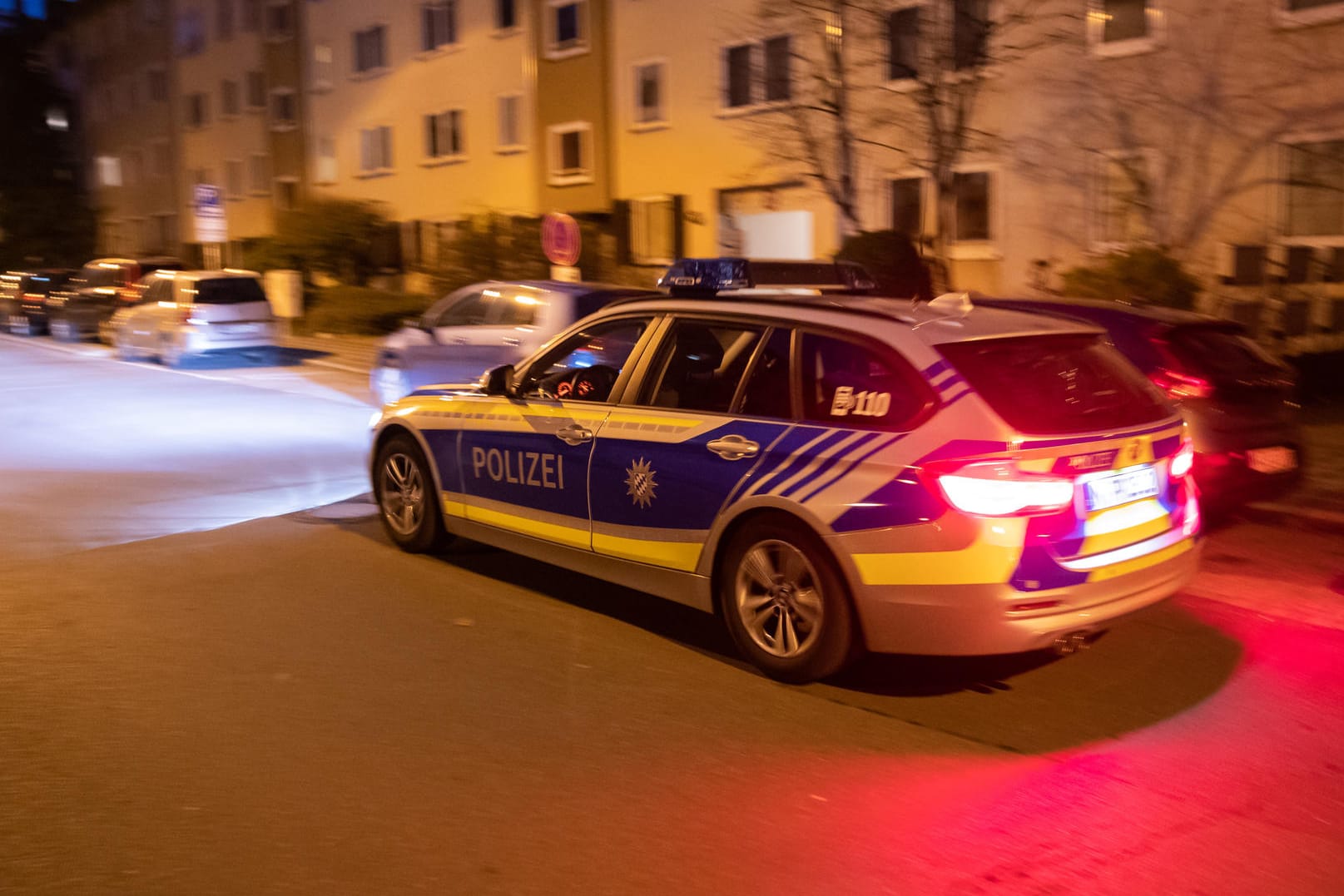 Ein Polizeiauto im Nürnberger Stadtteil St. Johannis: Die Ermittler haben nach den Messerattacken auf drei Frauen einen Tatverdächtigen festgenommen.