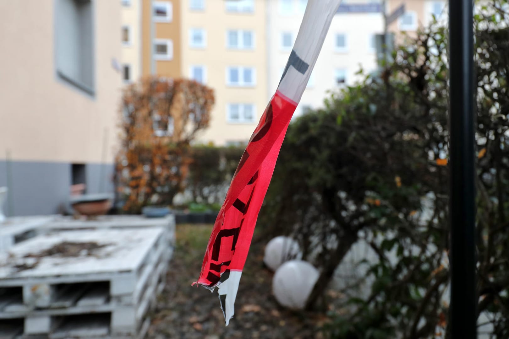 Polizei-Absperrband hängt an einem Tatort im Nürnberger Stadtteil St. Johannis: Zwei Tage Ungewissheit.