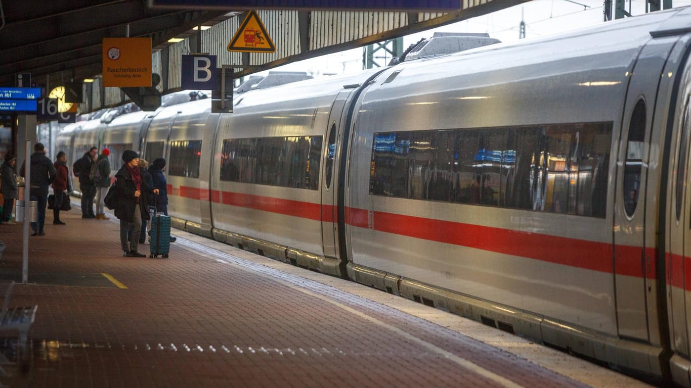 Ein ICE am Dortmunder Hauptbahnhof: Die Bundesregierung hat der Bahnführung ein miserables Zeugnis ausgestellt.
