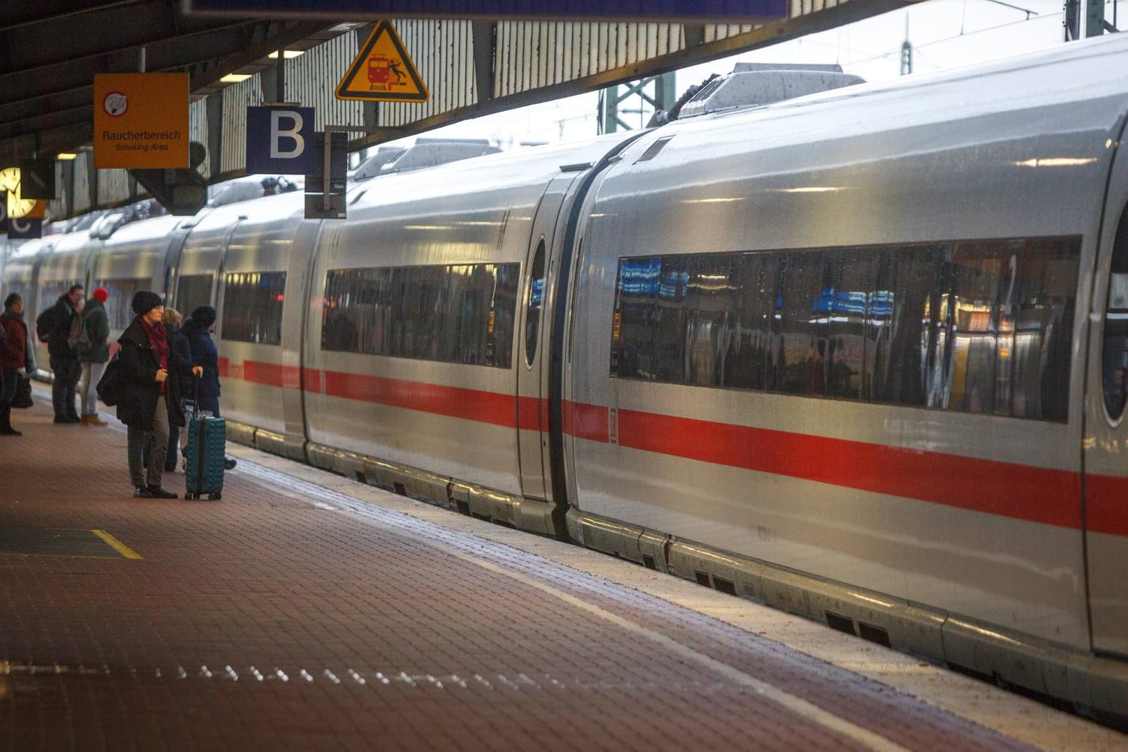 Ein ICE am Dortmunder Hauptbahnhof: Die Bundesregierung hat der Bahnführung ein miserables Zeugnis ausgestellt.