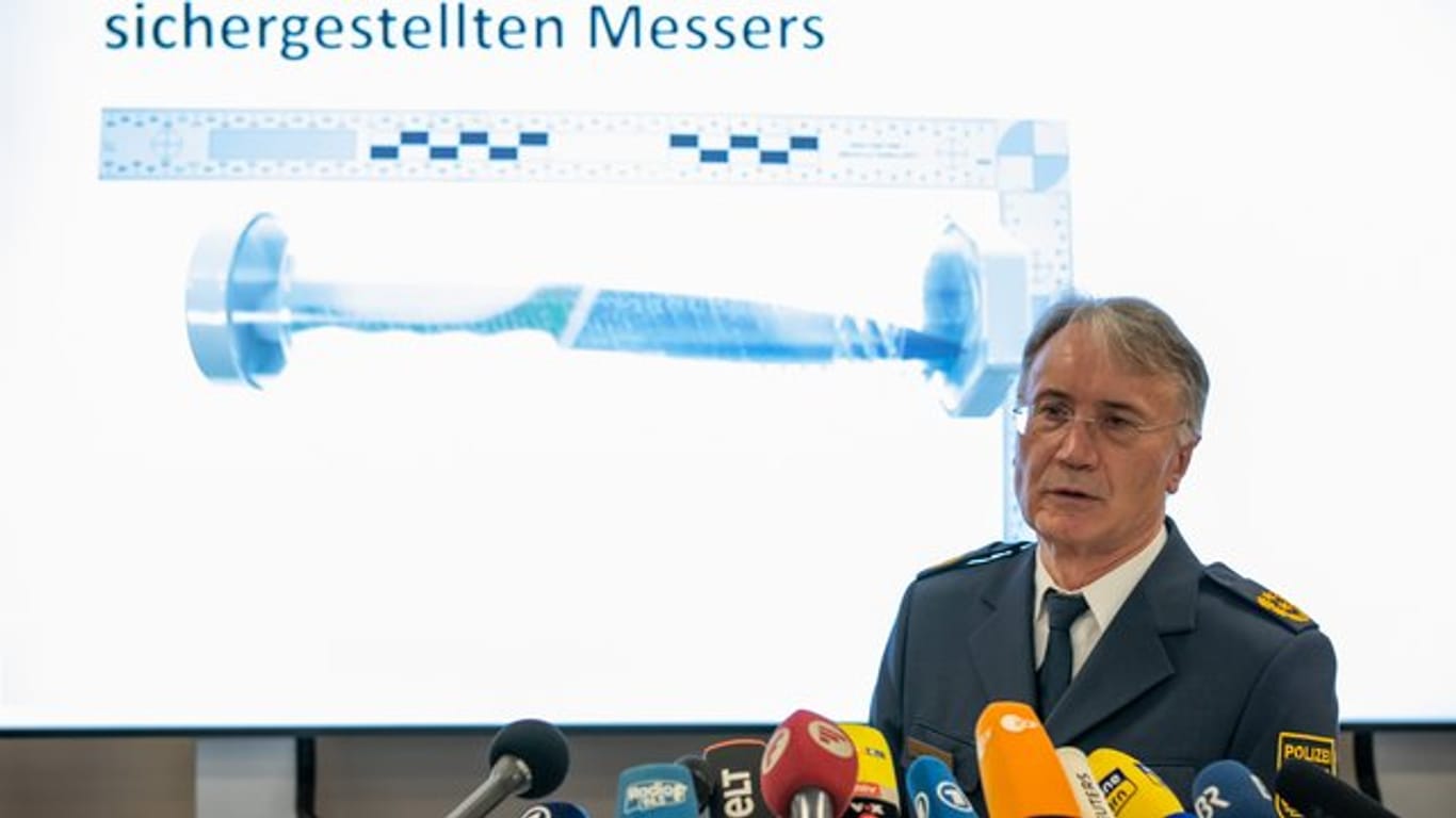 Roman Fertinger, Polizeipräsident des Polizeipräsidiums Mittelfranken, erläutert die Details zu Festnahme des mutmaßlichen Messerstechers von Nürnberg.
