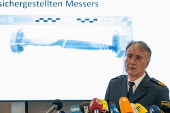 Roman Fertinger, Polizeipräsident des Polizeipräsidiums Mittelfranken, erläutert die Details zu Festnahme des mutmaßlichen Messerstechers von Nürnberg.