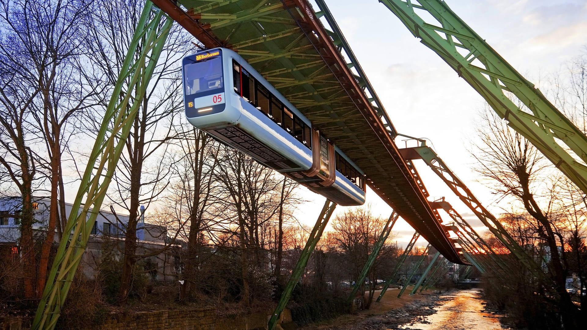 Wuppertaler Schwebebahn im Betrieb: Das beliebte Wahrzeichen der Stadt im Bergischen Land.